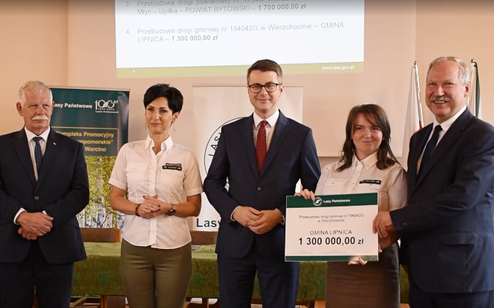 PRZEDATWICIELE&#x20;RZĄDU&#x2c;&#x20;SAMORZĄDÓW&#x20;I&#x20;LP&#x20;PODCZAS&#x20;PRZEKAZANIA&#x20;WSPARCIA&#x20;NA&#x20;DROGI