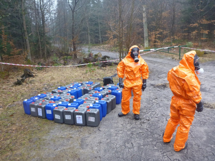 Beczki&#x20;z&#x20;chemiczną&#x20;substancją&#x20;-&#x20;fot&#x2e;&#x20;Nadleśnictwo&#x20;Kozienice&#x2e;